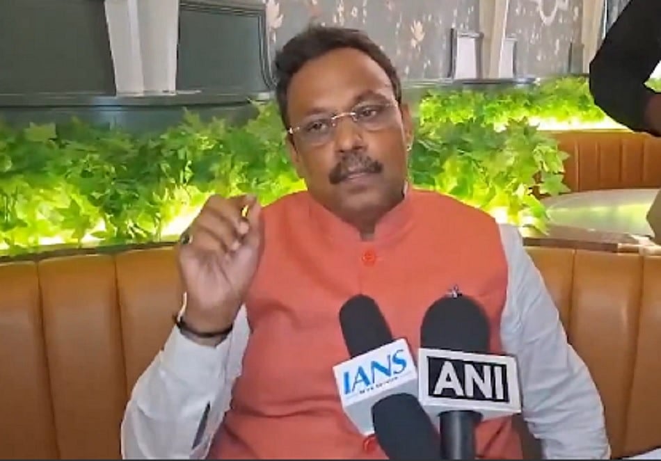 महाराष्ट्र चुनावः नकदी मामले में तावड़े और BJP उम्मीदवार के खिलाफ FIR दर्ज, मतदान से पहले पैसे बांटने का आरोप