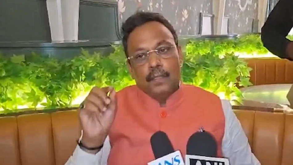 महाराष्ट्र चुनावः नकदी मामले में तावड़े और BJP उम्मीदवार के खिलाफ FIR दर्ज