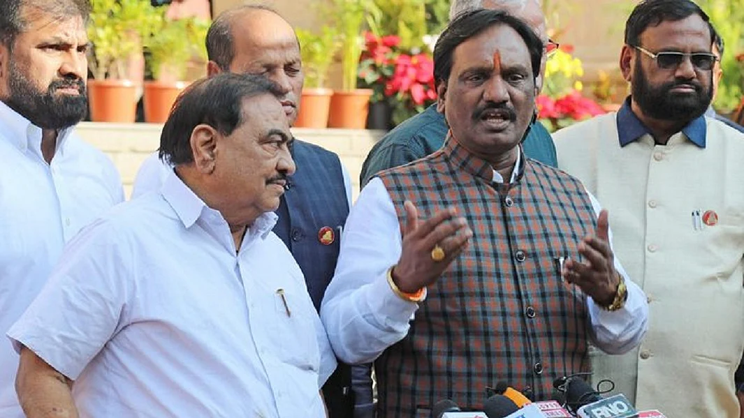 BJP के बाद शिंदे की शिवसेना की खुली पोल, उद्धव की पार्टी ने वोटर आईडी के लिए पैसे की पेशकश का लगाया आरोप