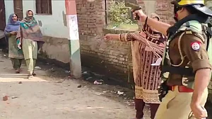 यूपी उपचुनाव: 'रिवॉल्वर दिखा वोटर्स को वोट डालने से रोक रहे SHO', अखिलेश ने पोस्ट किया वीडियो, 3 बजे तक 41.92 प्रतिशत मतदान