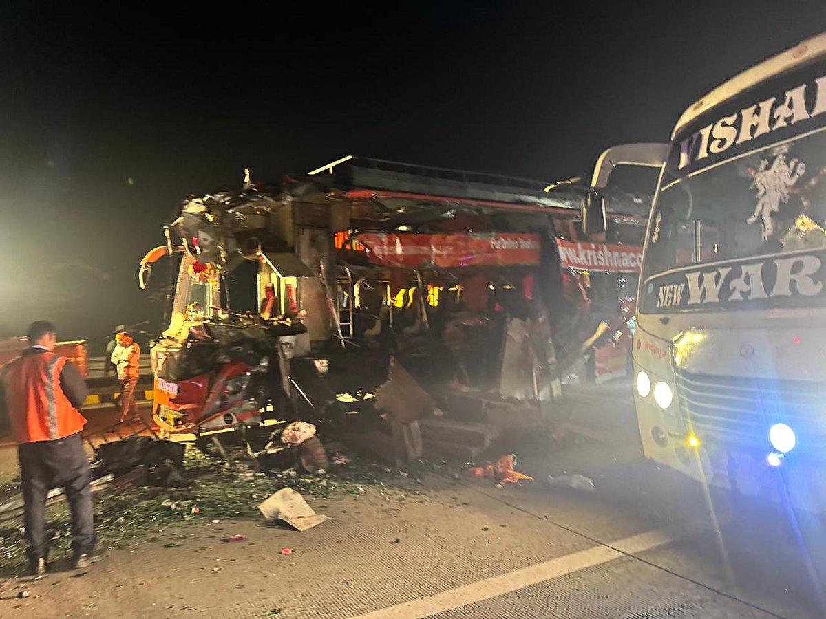 यमुना एक्सप्रेसवे पर भीषण हादसा, वोल्वो बस और ट्रक के बीच टक्कर, दर्दनाक सड़क हादसे में 5 लोगों की मौत, 15 घायल