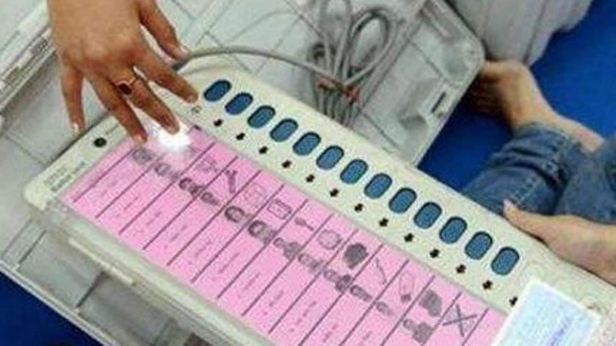 बिहार चुनाव: EVM की फोटो खींचने, सोशल मीडिया पर डालने के आरोप में प्राथमिकी दर्ज, पुलिस ने दी चेतावनी 
