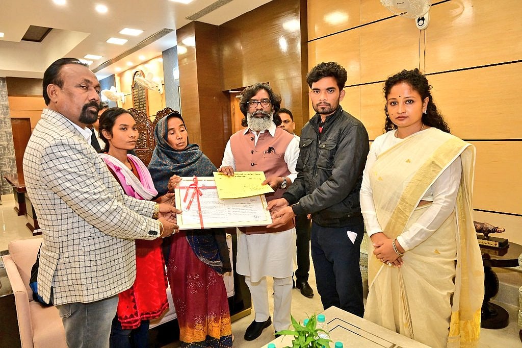 झारखंडः सीएम हेमंत सोरेन ने शहीद अग्निवीर के आश्रित को नियुक्ति पत्र सौंपा, 10 लाख रुपये का चेक भी दिया 