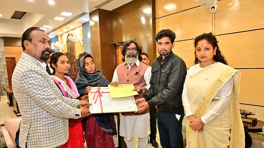 सीएम हेमंत सोरेन ने शहीद अग्निवीर के आश्रित को नियुक्ति पत्र सौंपा, 10 लाख रुपये का चेक भी दिया 