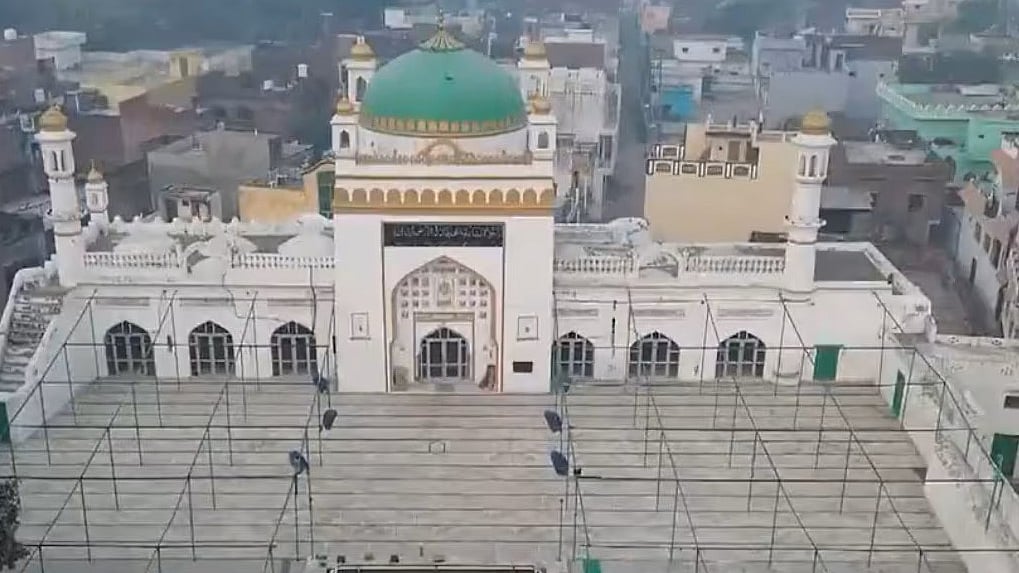 हाईकोर्ट ने संभल मस्जिद मामले में ट्रायल कोर्ट की कार्यवाही पर 25 फरवरी तक लगाई रोक, UP सरकार से मांगा जवाब