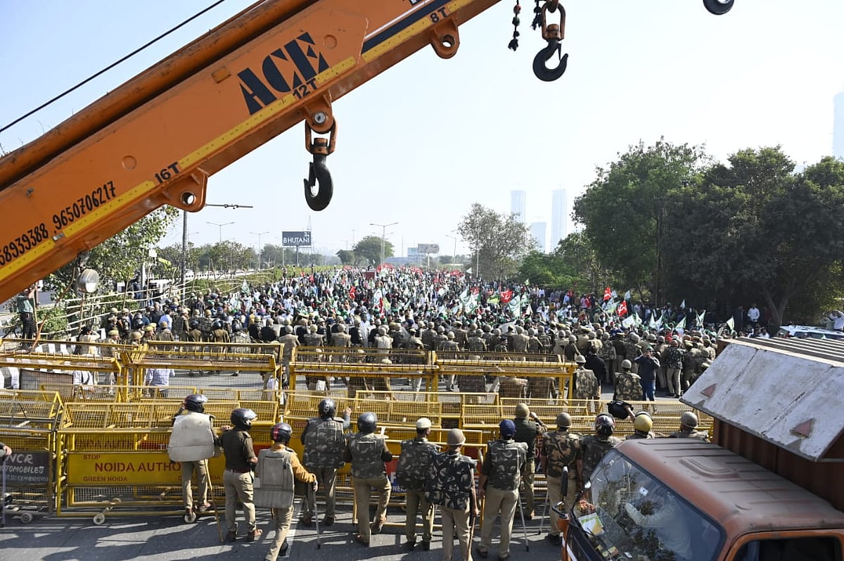 डीएनडी के पास नोएडा पुलिस ने बाड़बंदी सख्त कर दी है। इधर, नोएडा एक्सप्रेस-वे की दोनों लेन बंद कर दी गई है।