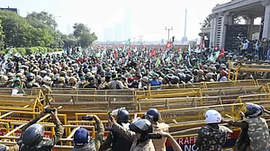 नोएडाः किसानों ने रोका दिल्ली मार्च, प्रशासन को दिया 7 दिन का अल्टीमेटम, दलित प्रेरणा स्थल को बनाया ठिकाना
