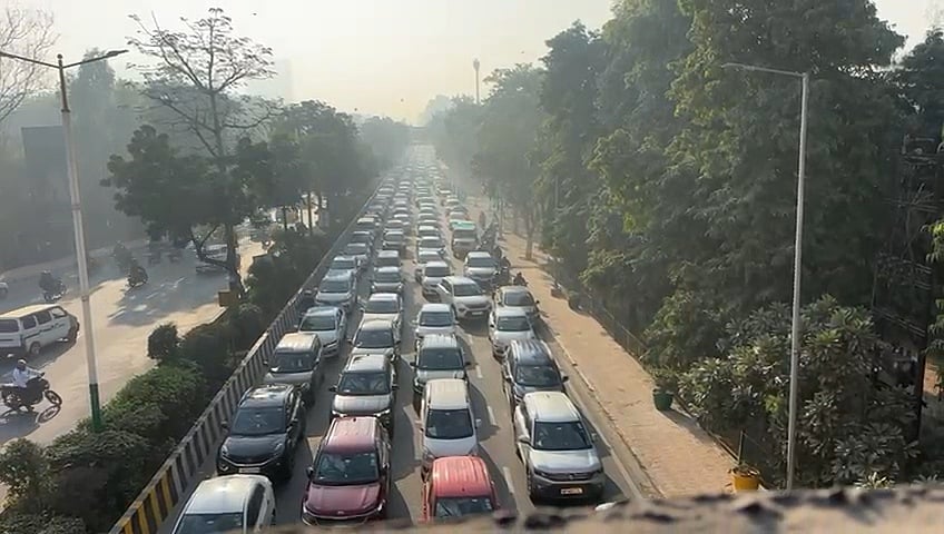 किसानों के दिल्ली कूच को लेकर बॉर्डर पर चेकिंग, लगा लंबा जाम, कई किलोमीटर तक गाड़ियां रेंगती नजर आई