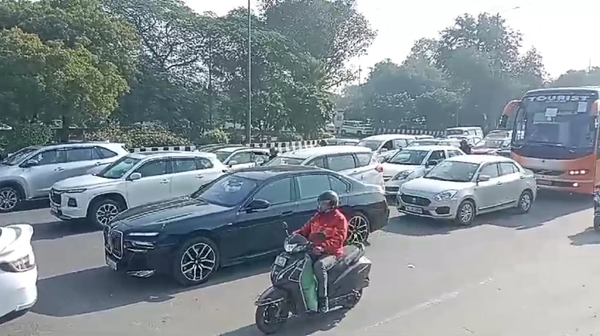 किसान आंदोलन के कारण नोएडा में वाहनों की रफ्तार थमी, दलित प्रेरणा स्थल से लेकर महामाया फ्लाईओवर तक ट्रैफिक जाम