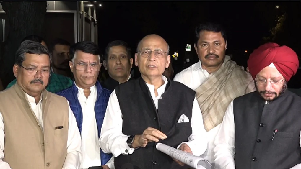 निर्वाचन आयोग पहुंचा कांग्रेस का प्रतिनिधिमंडल, मतदान प्रतिशत समेत 4 मुद्दों पर मांगा ठोस जवाब