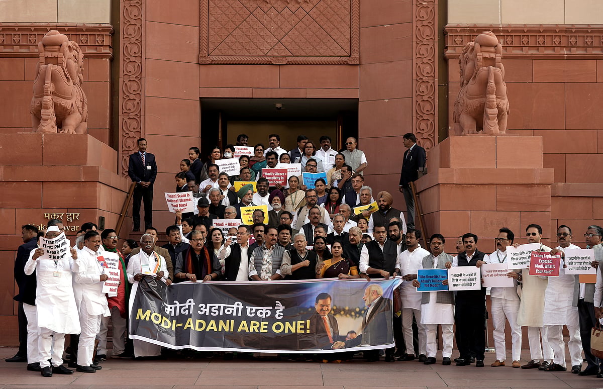 विपक्षी सांसदों का अडानी मामले को लेकर संसद परिसर में प्रदर्शन, PM मोदी के खिलाफ लगाए नारे, जवाबदेही की मांग
