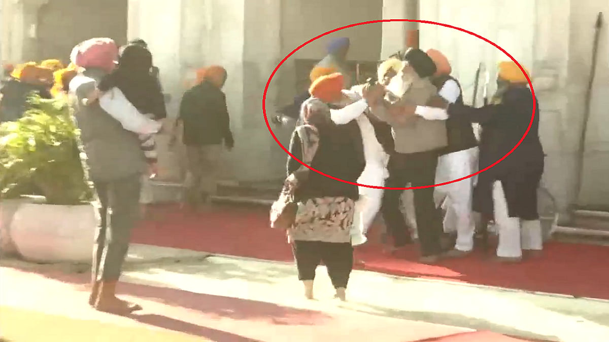 अमृतसर के स्वर्ण मंदिर के प्रवेश द्वार पर सुखबीर सिंह बादल पर जानलेवा हमला, फायरिंग करने वाले को लोगों ने पकड़ा