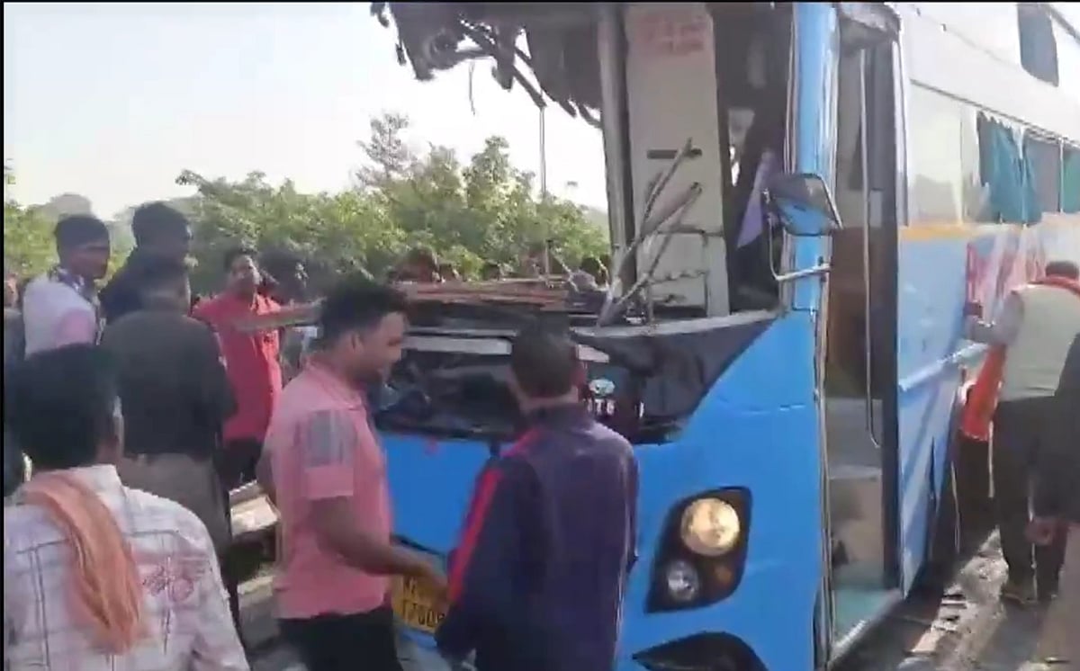 आगरा-लखनऊ एक्सप्रेस-वे पर बड़ा हादसा, पानी के टैंकर से टकराई बस, आठ लोगों की मौत, 12 घायल