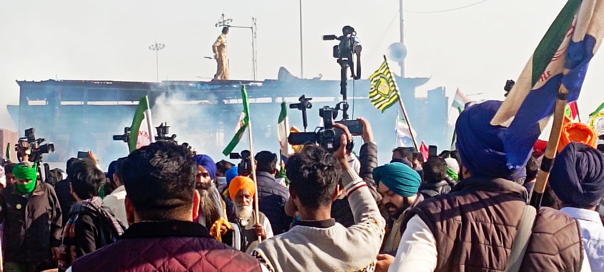 शंभू बार्डर पर फिर बहा किसानों का खून, जमकर चला मिर्च स्प्रे और आंसू गैस के गोले