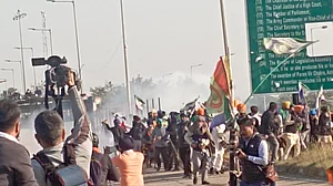 शंभू बार्डर पर फिर बहा किसानों का खून, जमकर चला मिर्च स्प्रे और आंसू गैस के गोले