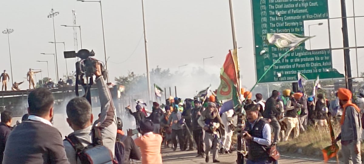 शंभू बार्डर पर फिर बहा किसानों का खून, जमकर चला मिर्च स्प्रे और आंसू गैस के गोले