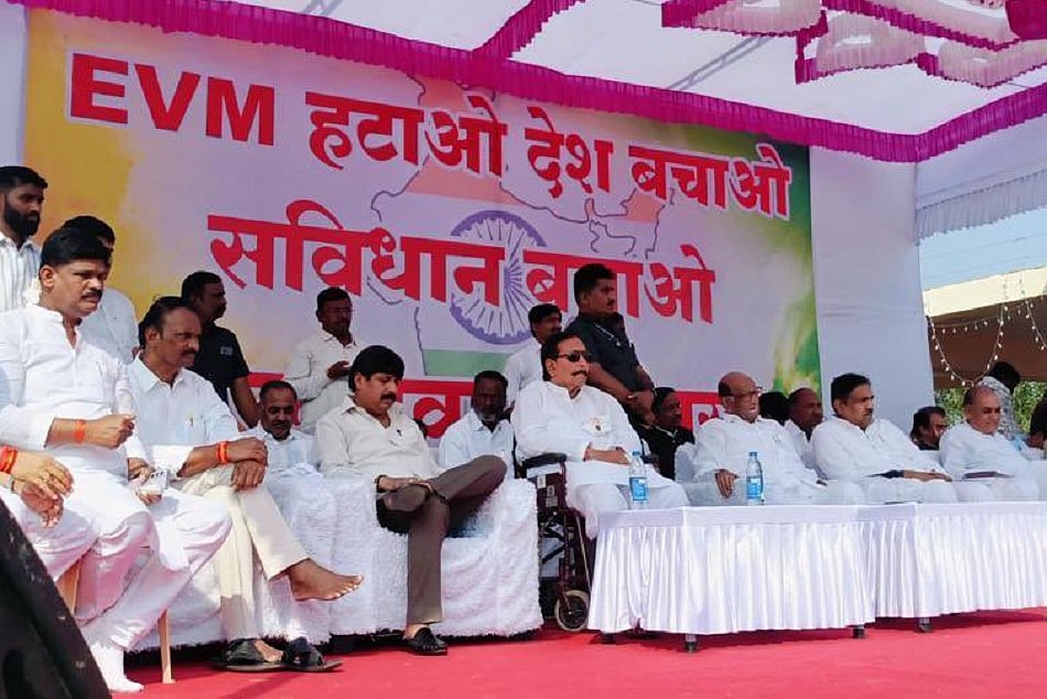 महाराष्ट्र: शरद पवार ने मतपत्र से पुनर्मतदान की मांग करने वाले गांव का किया दौरा, बोले- देश को दिखाई सही दिशा