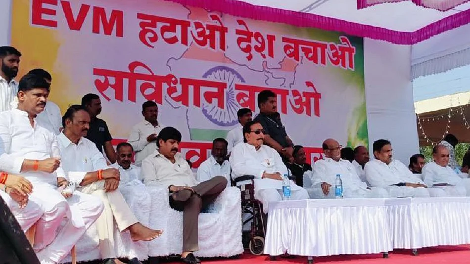 शरद पवार ने मतपत्र से पुनर्मतदान की मांग करने वाले गांव का किया दौरा, बोले- देश को दिखाई सही दिशा