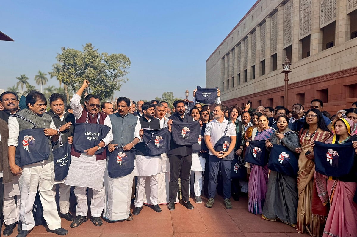 अडानी मुद्दे पर विपक्ष के सरकार पर हमले तेज, 'मोदी अडानी भाई-भाई' लिखा बैग लेकर संसद परिसर में किया प्रदर्शन