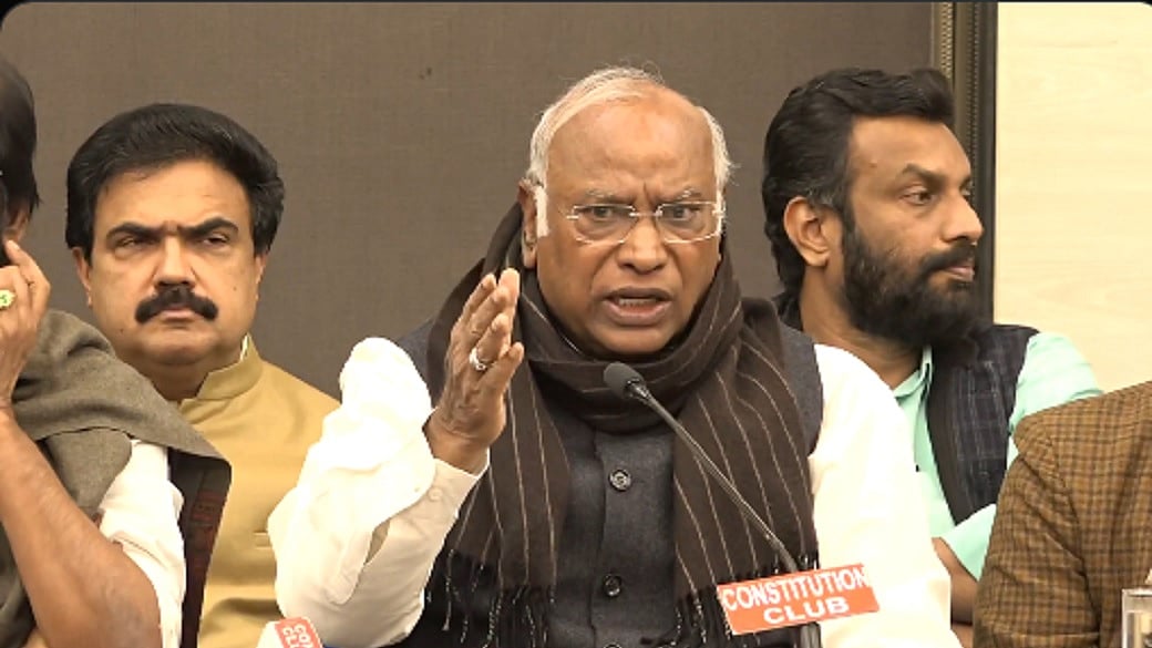 कांग्रेस अध्यक्ष मल्लिकार्जुन खड़गे ने विदेश नीति को लेकर मोदी सरकार पर निशाना साधा है।