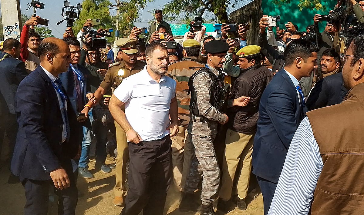 हाथरस रेप-हत्या मामले की पीड़िता के परिवार से मिले राहुल गांधी, मुलाकात के दौरान पीड़ित परिवार ने सुनाई व्यथा