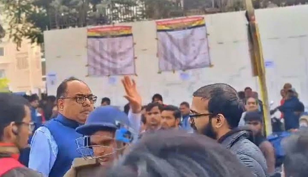 पटना DM ने BPSC अभ्यर्थी को मारा थप्पड़, परीक्षा में गड़बड़ी का आरोप लगा कर रहा था प्रदर्शन