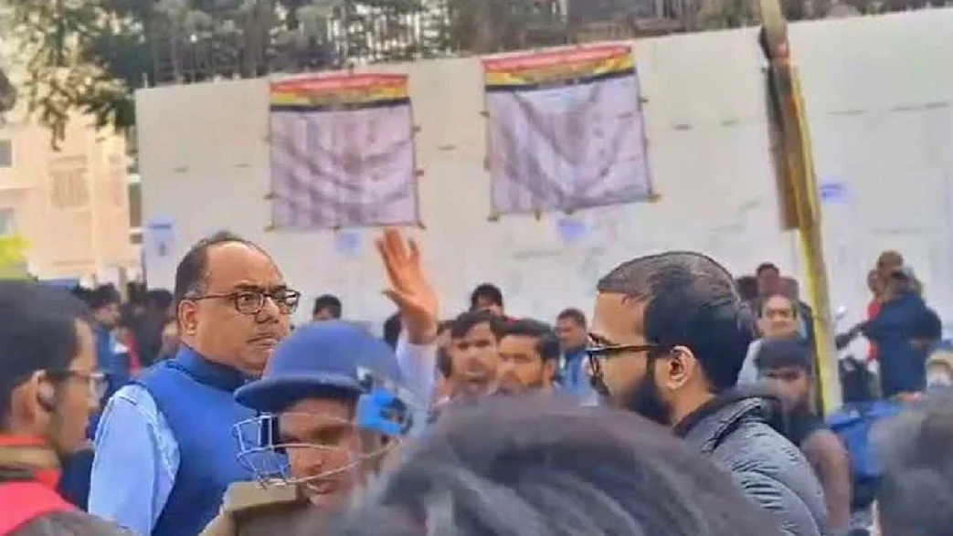 पटना DM ने BPSC अभ्यर्थी को मारा थप्पड़, परीक्षा में गड़बड़ी का आरोप लगा कर रहा था प्रदर्शन