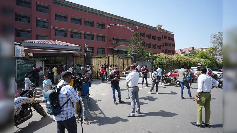 नोएडा के कई निजी स्कूलों को बम से उड़ाने की धमकी भरे ईमेल मिले, बच्चों को भेजा गया घर, पुलिस जांच में जुटी