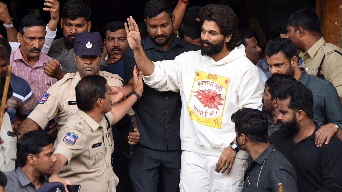 जेल में एक रात बिताने के बाद सुबह रिहा हुए अभिनेता अल्लू अर्जुन, जेल के बाहर उमड़े प्रशंसकों ने किया स्वागत