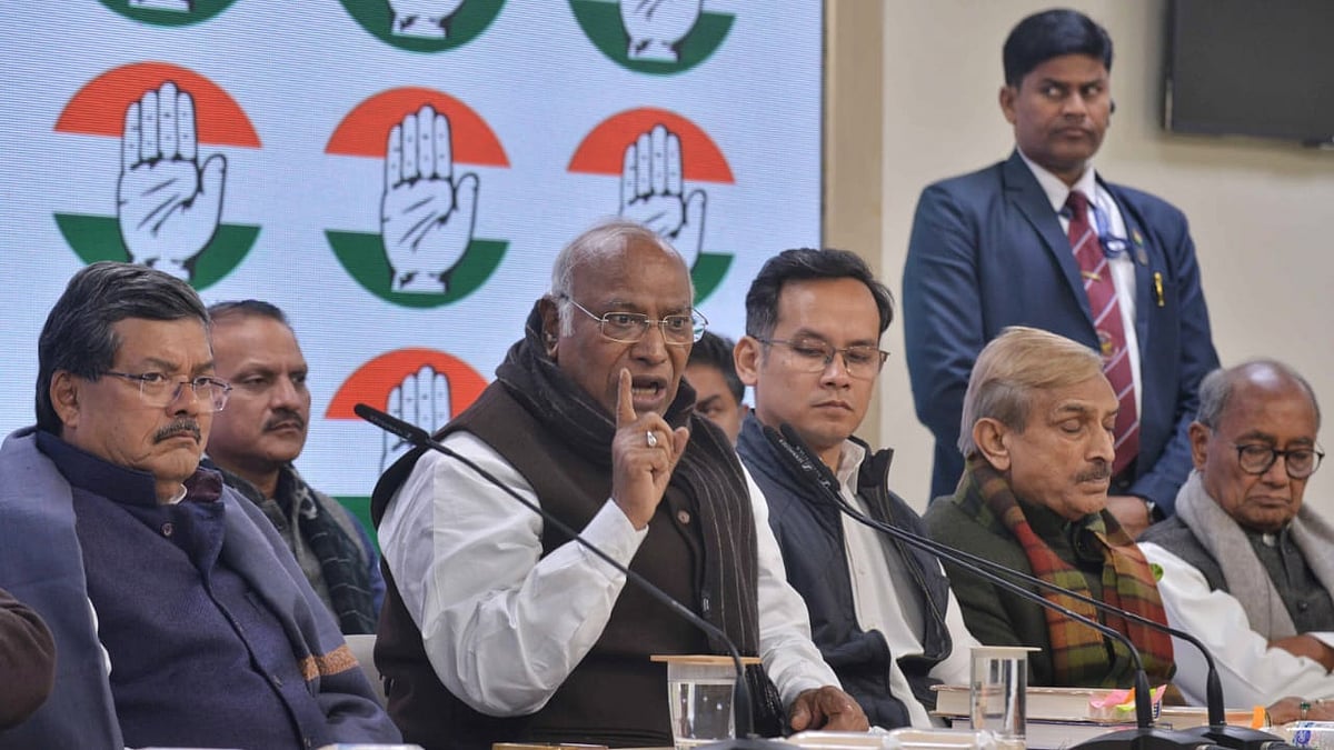 खड़गे ने आरोप लगाया कि यह मामला गांधी परिवार को परेशान करने के लिए राजनीतिक प्रतिशोध के तहत दर्ज कराया गया है।
