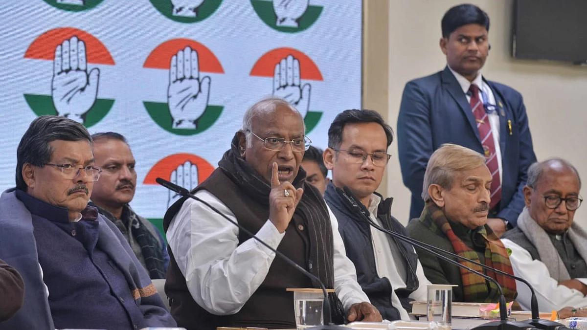 खड़गे ने आरोप लगाया कि यह मामला गांधी परिवार को परेशान करने के लिए राजनीतिक प्रतिशोध के तहत दर्ज कराया गया है।