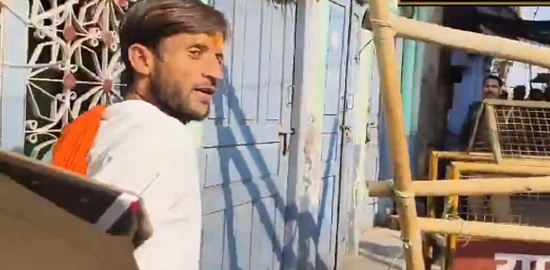 संभल में जुमे की नमाज के दौरान पुलिस ने एक शख्स को हिरासत में लिया, भगवा गमछा डाले मस्जिद के पास घूम रहा था