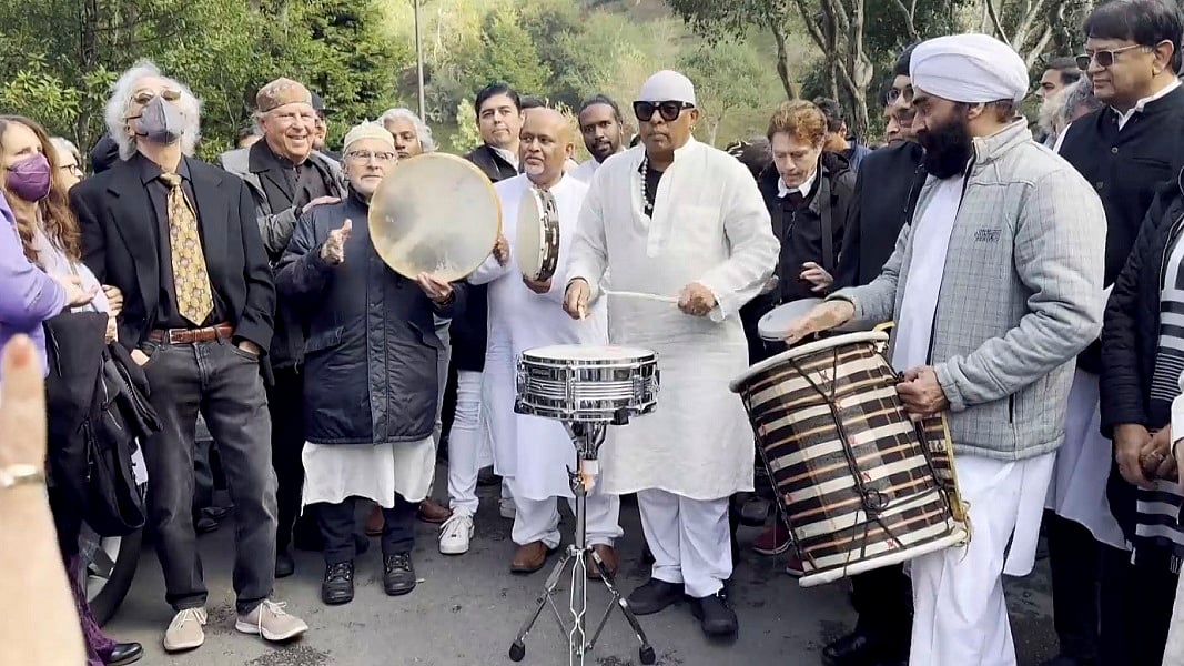 दुनियाः उस्ताद जाकिर हुसैन सैन फ्रांसिस्को में सुपुर्द-ए-खाक और काहिरा में यूनुस और शरीफ की हुई मुलाकात