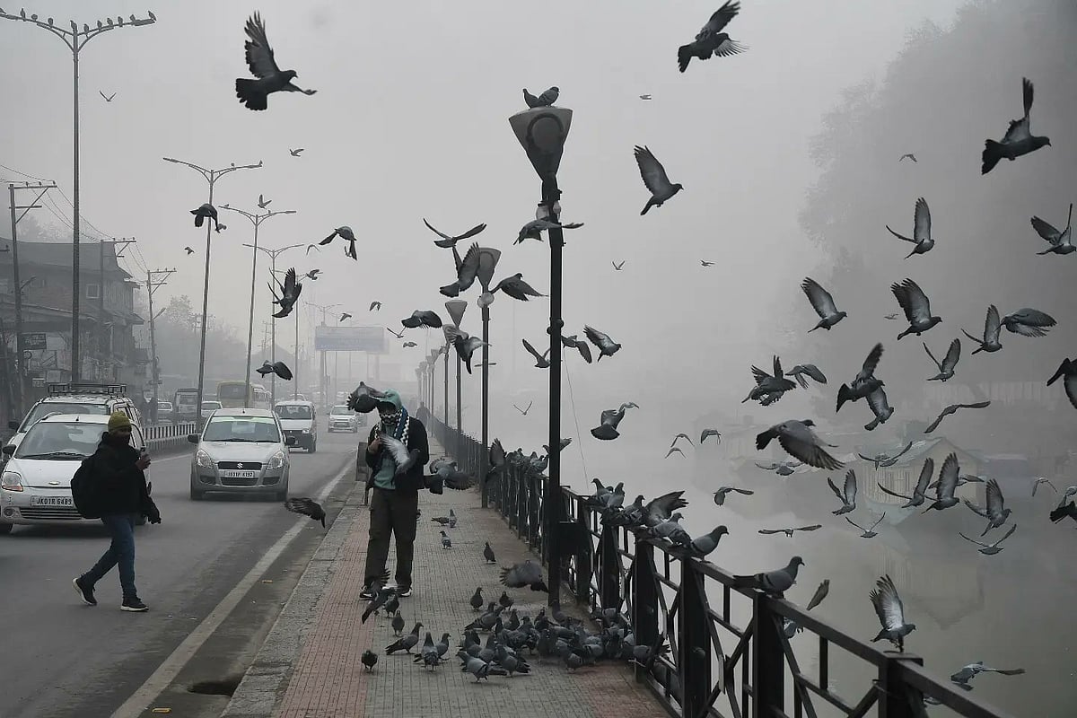 हिमाचल प्रदेश में भीषण ठंड, पाइपों और नदियों में जमा पानी, जम्मू-कश्मीर में तापमान शून्य से नीचे