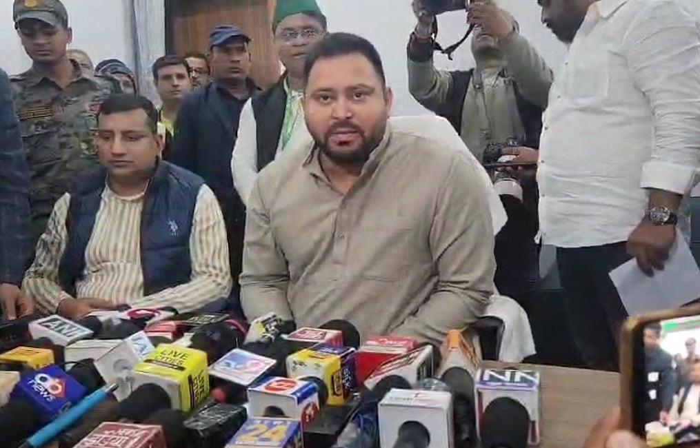 JDU MLC दिनेश सिंह के पास हैं दो वोटर ID, सांसद पत्नी वीणा देवी के पास भी दो EPIC आईडी, तेजस्वी यादव का एक और खुलासा