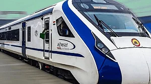 वंदे भारत में कीड़ों वाला दही, यात्री ने डाला वीडियो तो मचा बवाल, रेलवे ने कंपनी पर ठोका 50 लाख का जुर्माना