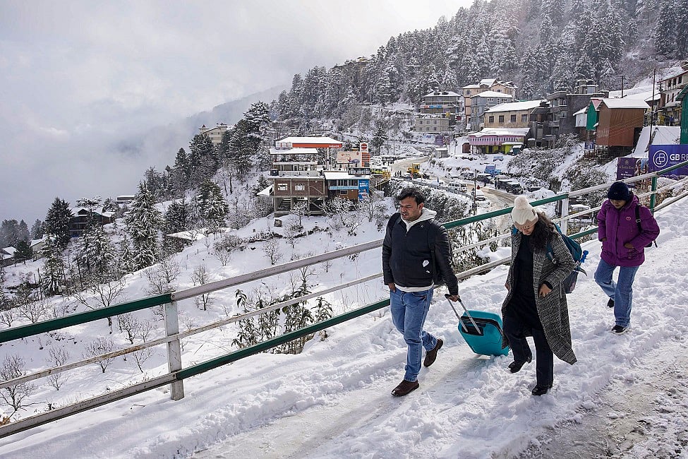 हिमाचल प्रदेश में भारी बर्फबारी से 177 सड़कें बंद, पर्यटकों की मौज, शिमला समेत कई शहरों में होटल भरे