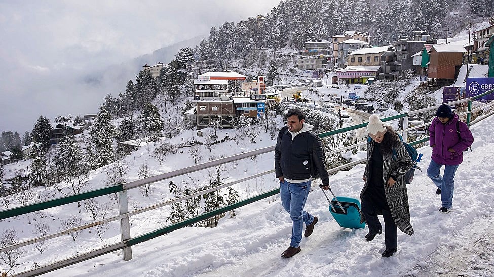 हिमाचल प्रदेश में भारी बर्फबारी से 177 सड़कें बंद, पर्यटकों की मौज, शिमला समेत कई शहरों में होटल भरे