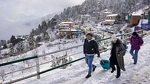 हिमाचल प्रदेश में भारी बर्फबारी से 177 सड़कें बंद, पर्यटकों की मौज, शिमला समेत कई शहरों में होटल भरे