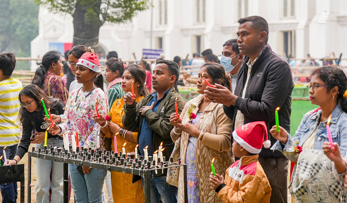 देश में धूमधाम से मनाया गया क्रिसमस का त्योहार, लोगों ने विशेष प्रार्थना सभाओं और भोज में लिया हिस्सा 