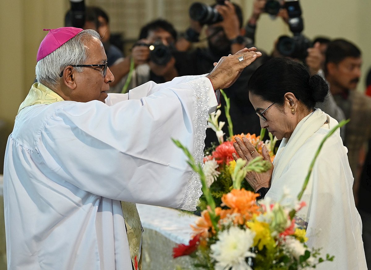 देश में धूमधाम से मनाया गया क्रिसमस का त्योहार, लोगों ने विशेष प्रार्थना सभाओं और भोज में लिया हिस्सा 