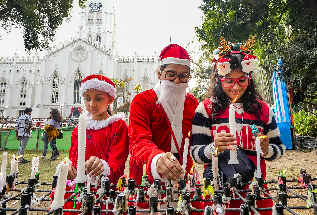 देश में धूमधाम से मनाया गया क्रिसमस का त्योहार, लोगों ने विशेष प्रार्थना सभाओं और भोज में लिया हिस्सा 