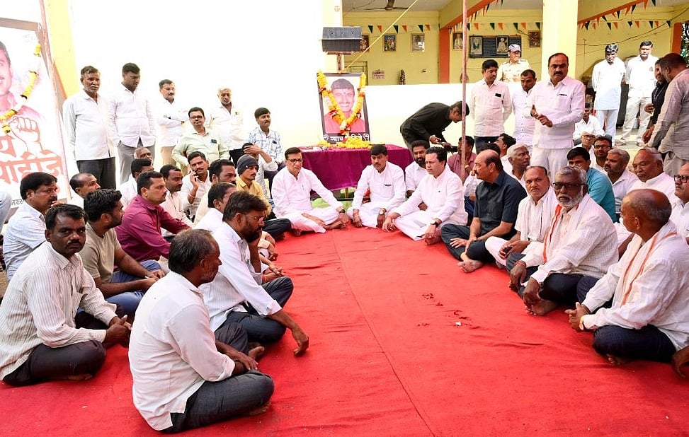 बीड में मारे गए सरपंच के परिवार से मिले बालासाहेब थोराट, बोले- अराजकता को मंजूरी नहीं दी जा सकती 