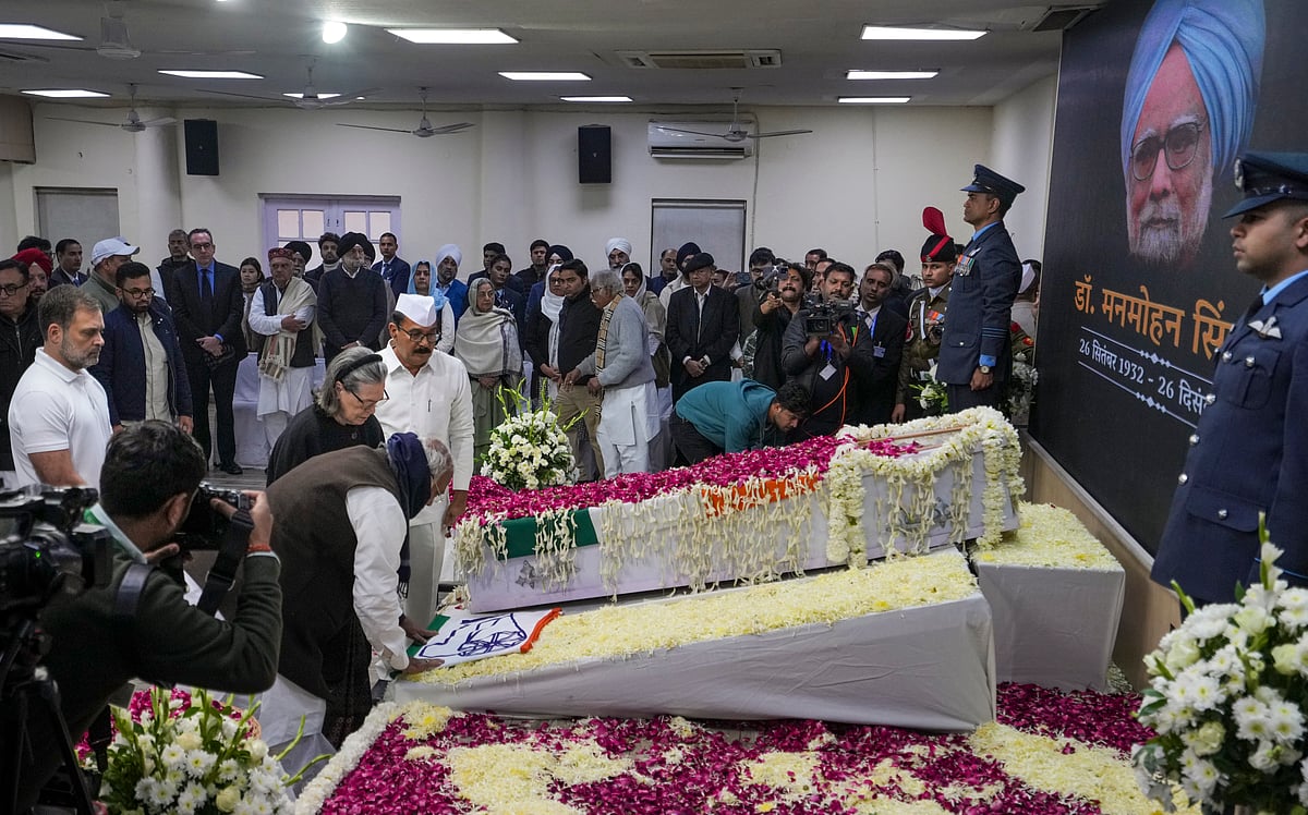 सोनिया गांधी, खड़गे, राहुल गांधी समेत कई नेताओं ने मनमोहन सिंह को AICC में दी श्रद्धांजलि, देखें तस्वीर