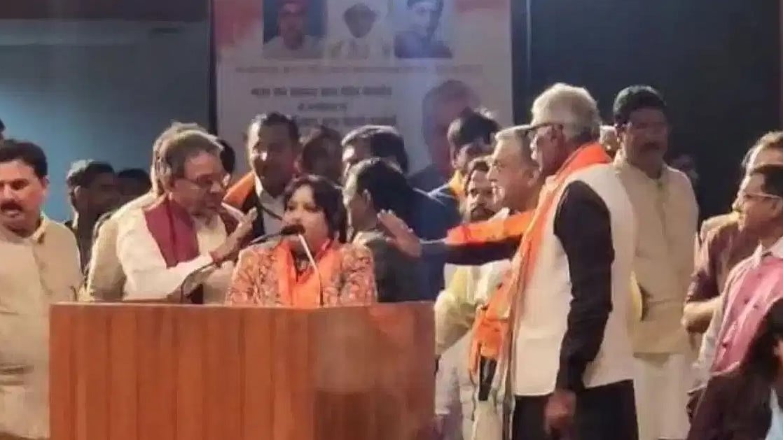 यह उस घटना का वीडियोग्रैब है जब एक गायिका को रघपुति राघव राजा राम भजन में ईश्वर-अल्लाह तेरो नाम गाने से बीजेपी नेताओं ने रोक दिया