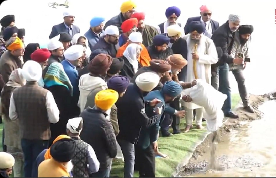 पूर्व पीएम मनमोहन सिंह की अस्थियां यमुना नदी में विसर्जित की गईं, पत्नी, तीनों बेटी और परिवार के सदस्य रहे मौजूद 
