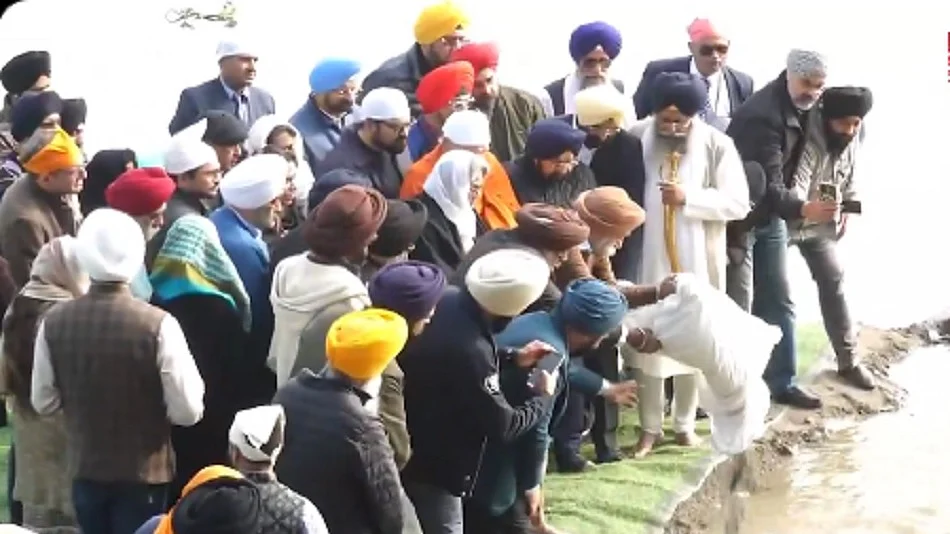 पूर्व पीएम मनमोहन सिंह की अस्थियां यमुना नदी में विसर्जित की गईं, पत्नी, तीनों बेटी और परिवार के सदस्य रहे मौजूद 