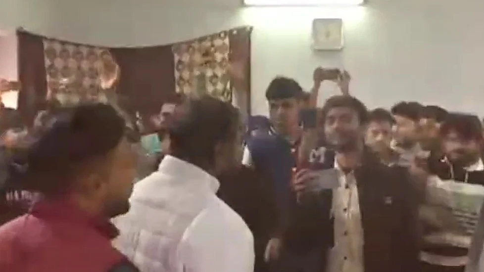 अंबाला के बरनाला में ईसाई समाज के लोगों से भिड़े बजरंग दल के कार्यकर्ता, धर्मांतरण का आरोप लगा किया हंगामा 