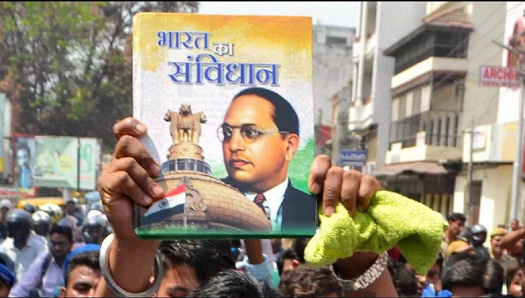 तीखी हो रही निराशा की धूप, संविधान को ही सभी भारतीयों को उम्मीद दिलाने का बोझ उठाना होगा