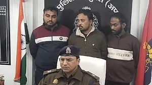 गाजियाबाद: साइबर फ्रॉड करने वाले तीन गिरफ्तार, 4.5 करोड़ की ठगी का खुलासा, लोगों को ऐसे लगाते थे चूना